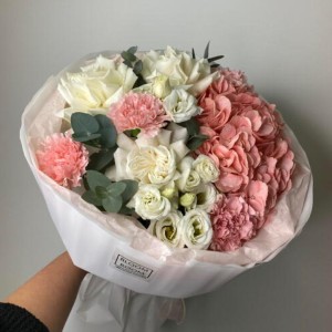 Авторский букет BLOOM ROOM с белоснежными французскими розами