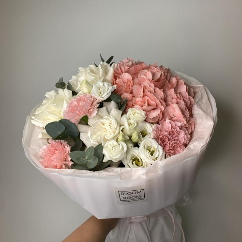 Авторский букет BLOOM ROOM с белоснежными французскими розами