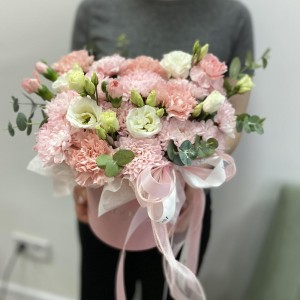 Композиция в коробке "Нежное бизе" Bloom Room: хризантема, диантус, эустома, эвкалипт