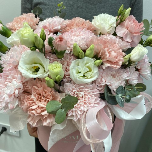 Композиция в коробке "Нежное бизе" Bloom Room: хризантема, диантус, эустома, эвкалипт
