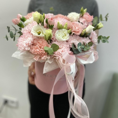 Композиция в коробке "Нежное бизе" Bloom Room: хризантема, диантус, эустома, эвкалипт