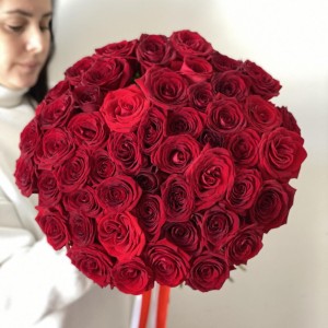 Роскошный монобукет из 51 алой красной розы