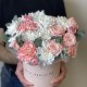 Нежная композиция в коробке из роз, хризантемы и диантуса