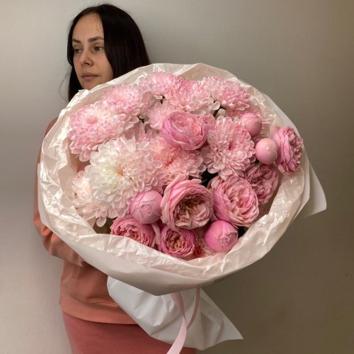Букет из кустовой розы сорта pink silva и хризантемы