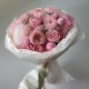 Букет из кустовой розы сорта pink silva и хризантемы