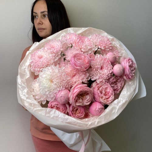 Букет из кустовой розы сорта pink silva и хризантемы
