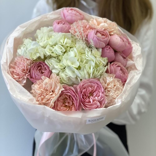 Букет «Bloom room» с гортензией, кустовой пионовидной розой и диантусом