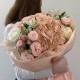 Персиковый букет с альстромерией и белой розой