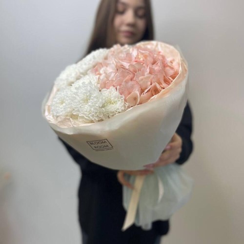 Букет Bloom Room из гортензии и кустовой хризантемы
