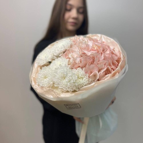 Букет Bloom Room из гортензии и кустовой хризантемы