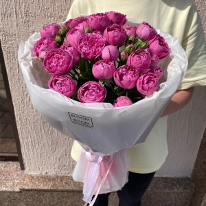 Букет «Bloom room» из яркой кустовой пионовидной розы