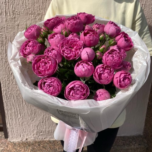 Букет «Bloom room» из яркой кустовой пионовидной розы