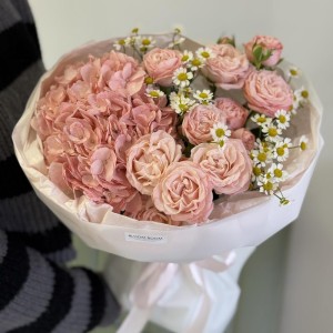 Букет «Bloom room» с гортензией и кустовой розой madam bombastic
