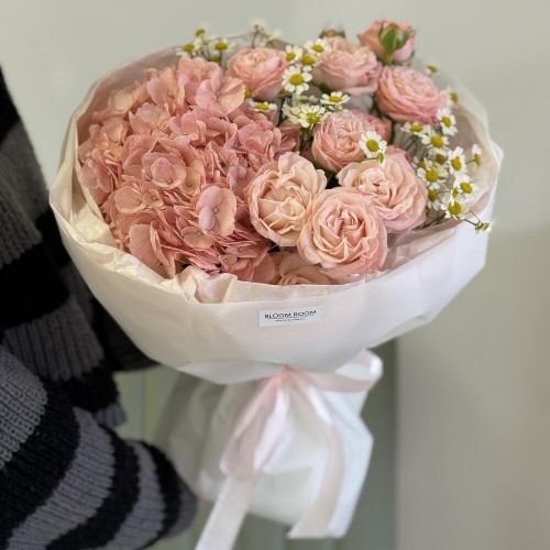 Букет «Bloom room» с гортензией и кустовой розой madam bombastic
