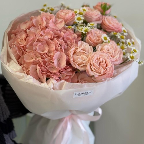Букет «Bloom room» с гортензией и кустовой розой madam bombastic