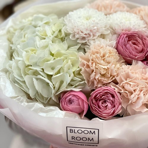 Неповторимый букет с дианиусом, кустовой пионовидной розы и гортензией