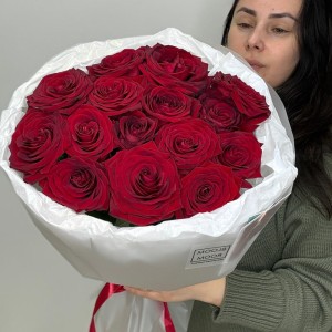Моно букет из 15 красных роз bloom room