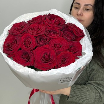 Моно букет из 15 красных роз bloom room