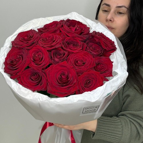 Моно букет из 15 красных роз bloom room