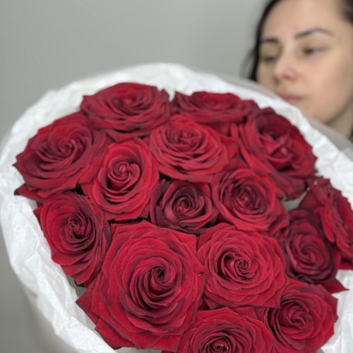 Моно букет из 15 красных роз bloom room