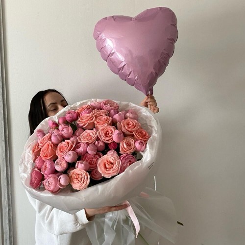 Нежный букет из кустовых пион.роз и одноголовых роз 29 шт