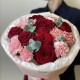 Яркий букет    из красных роз и диантуса