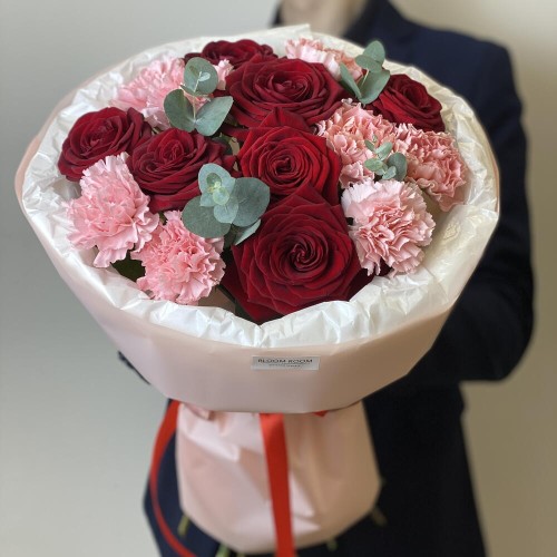 Яркий букет    из красных роз и диантуса
