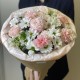 Пышный букет в крафте    из кустовой розы, ромашки и диантуса