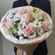Пышный букет в крафте    из кустовой розы, ромашки и диантуса