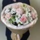 Пышный букет в крафте    из кустовой розы, ромашки и диантуса