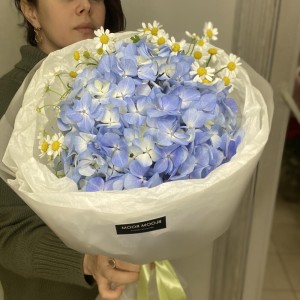 Летний букет из гортензии и танацетума «небо и ромашки»