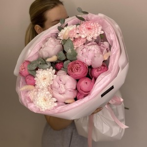 Малиновый букет  Bloom room, пион, пионовидная кустовая роза, хризантема, лагурус сухоцвет