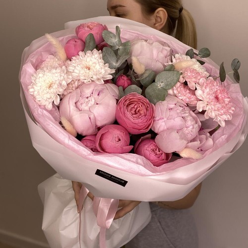 Малиновый букет  Bloom room, пион, пионовидная кустовая роза, хризантема, лагурус сухоцвет