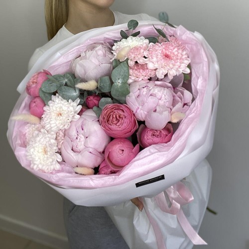 Малиновый букет  Bloom room, пион, пионовидная кустовая роза, хризантема, лагурус сухоцвет