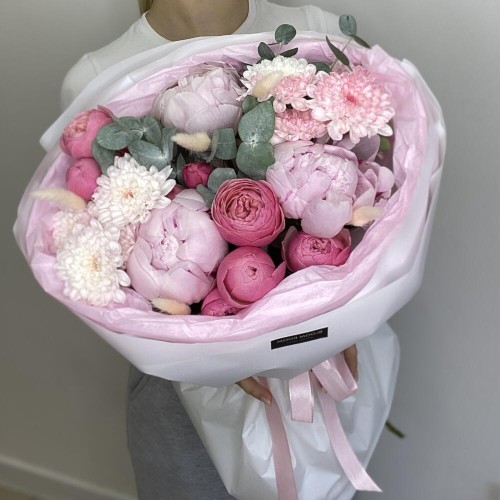 Малиновый букет  Bloom room, пион, пионовидная кустовая роза, хризантема, лагурус сухоцвет