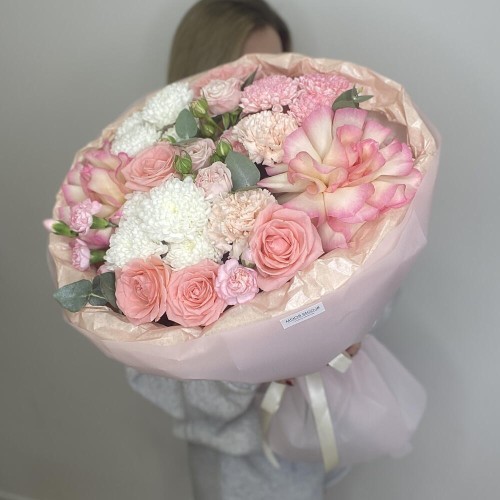 Пышный букет  Bloom room , французская роза, диантус, эвкалипт, хризантема