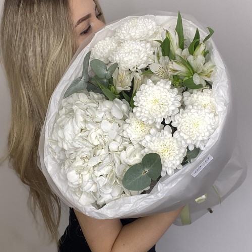 Букет «Чистая любовь»  Bloom room, гортензия, хризантема, альстромерия, эвкалипт