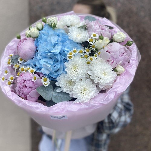 Дофаминовый букет Bloom room, в оформлении, гортензия, хризантема, пион, танацетум