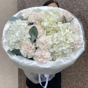 Стильный букет в белых тонах  Bloom room, диантус, гортензия, эвкалипт