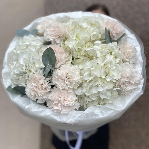 Стильный букет в белых тонах  Bloom room, диантус, гортензия, эвкалипт